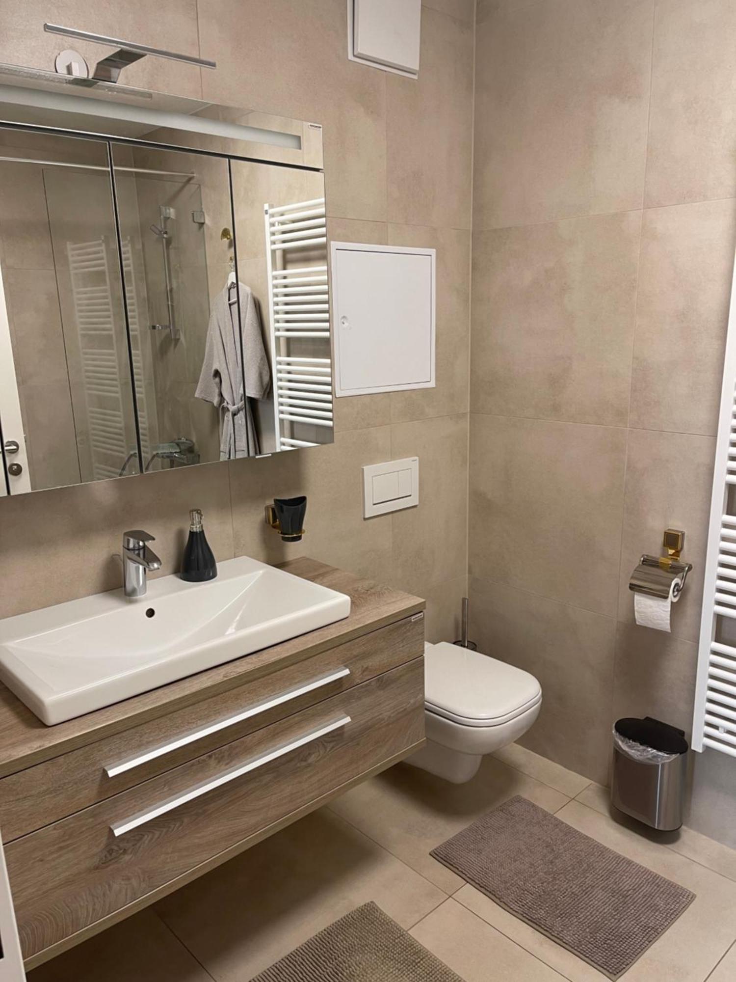 Amazing Austria Center Apartment Near Uno City Вена Экстерьер фото
